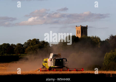 Ein Mähdrescher arbeitet in einem Feld in der Nähe von Little Milton in Oxfordshire. Stockfoto