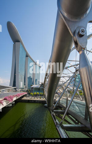 Architektur des Marina Bay Sands und Helix Bridge Stockfoto