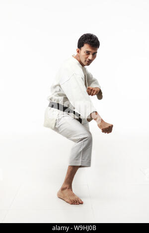 Junger Mann Judo Haltung Stockfoto