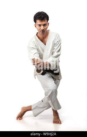 Junger Mann Judo Haltung Stockfoto