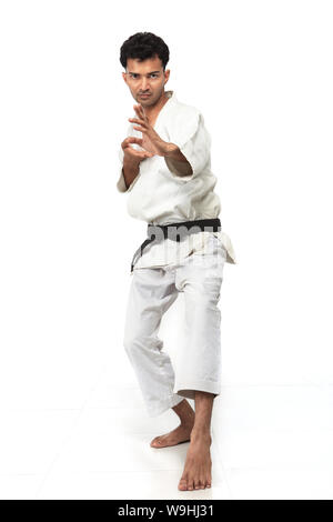 Junger Mann Judo Haltung Stockfoto