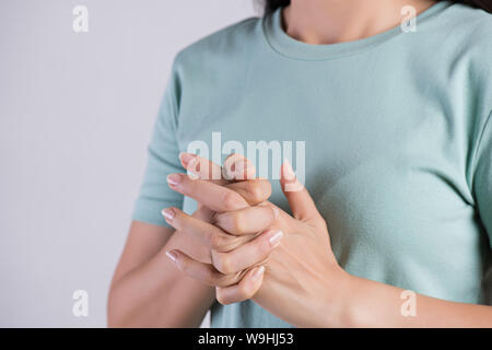 Gesundheitswesen und Medizinische Konzept. Nahaufnahme, Frau Risse Knöchel. Stockfoto