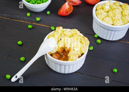 Das hausgemachte Shepherd pie auf hölzernen Hintergrund Stockfoto