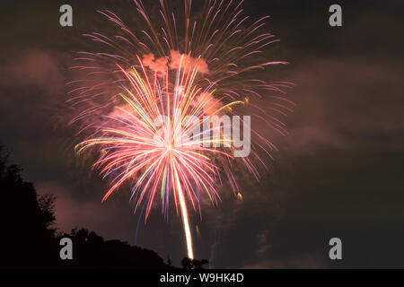 Schöne Feuerwerk in die Luft mit raucht. Sommer in Japan. Dieses Festival wird als hanabi taikai von Fireworks Festival. Stockfoto