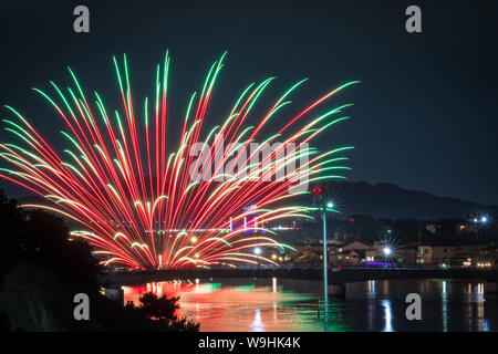 Schöne Feuerwerk in die Luft mit raucht. Sommer in Japan. Dieses Festival wird als hanabi taikai von Fireworks Festival. Stockfoto