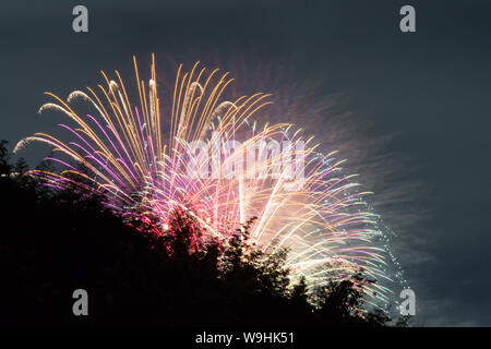 Schöne Feuerwerk in die Luft mit raucht. Sommer in Japan. Dieses Festival wird als hanabi taikai von Fireworks Festival. Stockfoto