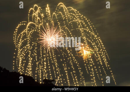 Schöne Feuerwerk in die Luft mit raucht. Sommer in Japan. Dieses Festival wird als hanabi taikai von Fireworks Festival. Stockfoto