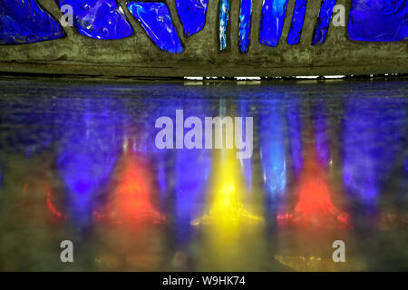 Glas Mosaik aus verschiedenen Stücke mit bunten Lichtern. Stockfoto