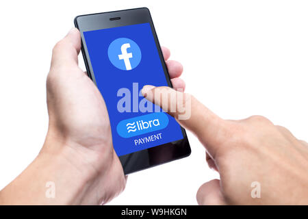 Facebook Waage Münze logo Symbol Bildschirm des Smartphones auf weißem Hintergrund, neue Internet Währung mit blockchain für die moderne Welt Zahlung und bacnking. Stockfoto