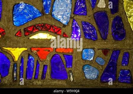 Glas Mosaik aus verschiedenen Stücke mit bunten Lichtern. Stockfoto