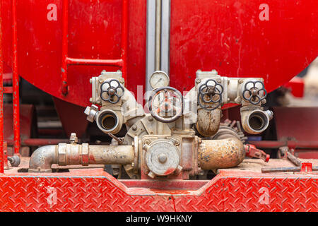 Ventil Wasser Pumpe Düse Schlauch mit Wasser Tankanzeige Ausblenden von fire truck. Stockfoto