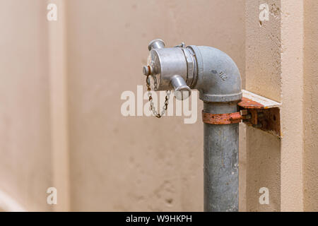 Alte Feuerwehr Hydrantenleitung in armen Land Stockfoto