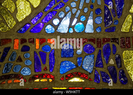 Glas Mosaik aus verschiedenen Stücke mit bunten Lichtern. Stockfoto