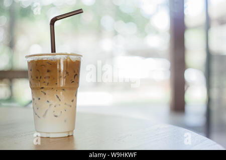 Ice latte Kaffee auf holztisch Populärste koffeinhaltige Getränke in Thailand Stockfoto