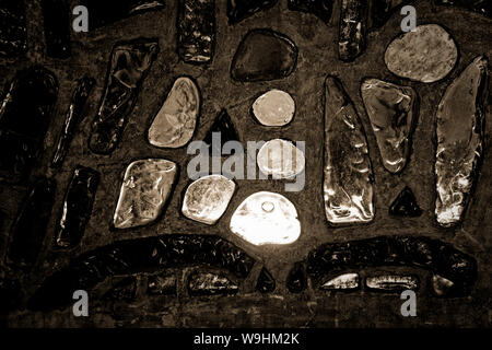 Glas Mosaik aus verschiedenen Stücke mit bunten Lichtern. Stockfoto