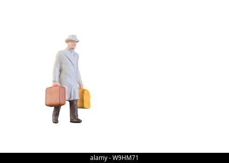 In der Nähe des Miniatur Geschäftsmann und touristische Menschen mit Beschneidungspfaden auf weißem Hintergrund. Stockfoto