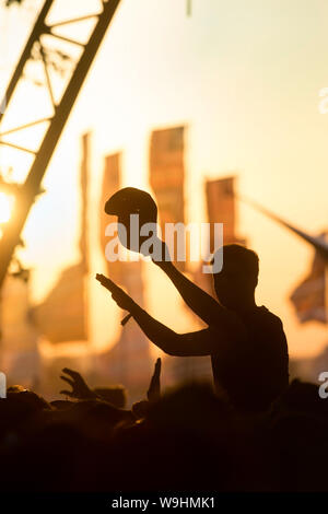 Tanzen wie die Sonne auf dem Glastonbury Festival 2019 in Pilton, Somerset setzt Stockfoto