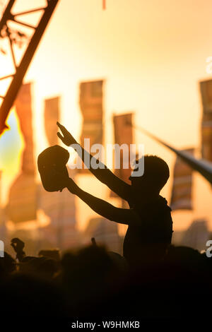 Tanzen wie die Sonne auf dem Glastonbury Festival 2019 in Pilton, Somerset setzt Stockfoto