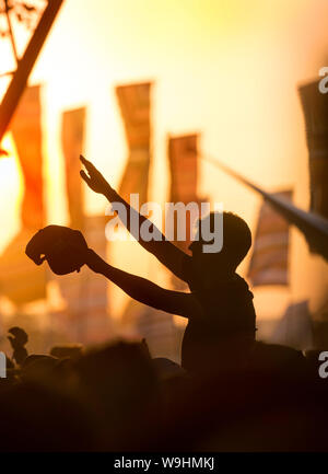 Tanzen wie die Sonne auf dem Glastonbury Festival 2019 in Pilton, Somerset setzt Stockfoto