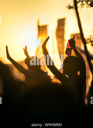 Tanzen wie die Sonne auf dem Glastonbury Festival 2019 in Pilton, Somerset setzt Stockfoto