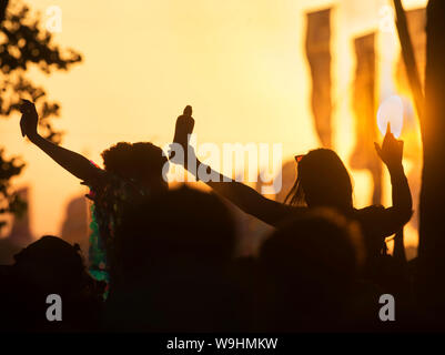 Tanzen wie die Sonne auf dem Glastonbury Festival 2019 in Pilton, Somerset setzt Stockfoto