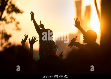 Tanzen wie die Sonne auf dem Glastonbury Festival 2019 in Pilton, Somerset setzt Stockfoto