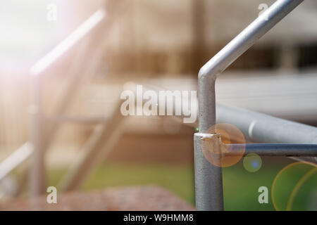 Metall Handläufe auf die Straße zu überqueren, Nahaufnahme, Schatten. Sun Abblendlicht. Stockfoto