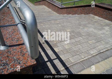 Metall Handläufe auf die Straße zu überqueren, Nahaufnahme, Schatten. Stockfoto