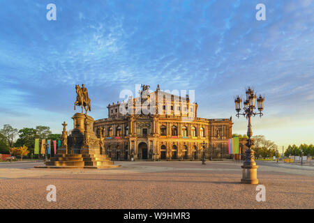 Dresden Deutschland, die Skyline der Stadt an der Oper (Semperoper) Stockfoto