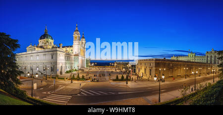 Madrid Spanien, panorama Skyline Sonnenuntergang an die Kathedrale de La Almudena Stockfoto