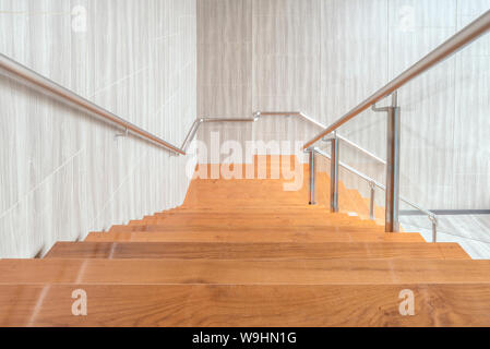 Moderner Raum aus Holz Treppen Innenausbau in modernes Gebäude Stockfoto