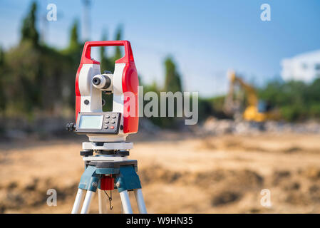 Surveyor Ausrüstung tacheometer oder theodolit draußen auf der Baustelle für Bauingenieur Kontrolle der Baustelle Stockfoto