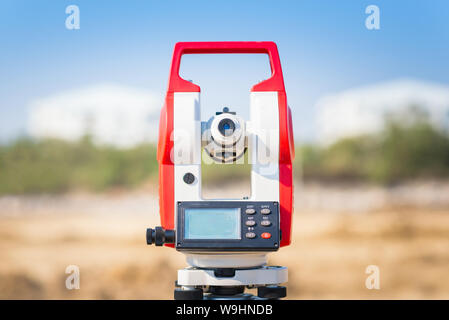 Surveyor Ausrüstung tacheometer oder theodolit draußen auf der Baustelle für Bauingenieur Kontrolle der Baustelle Stockfoto