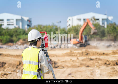 Bauingenieur verwenden Surveyor Ausrüstung prüfen Baustelle für neue Infrastruktur Bau Projekt Stockfoto