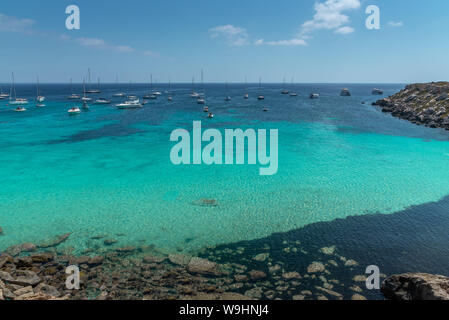 Der berühmte Strand Cala Azzurra in der schönen Insel Favignana, in Sizilien, Italien. Die Aufnahme wird in einem sonnigen Sommertag. Stockfoto