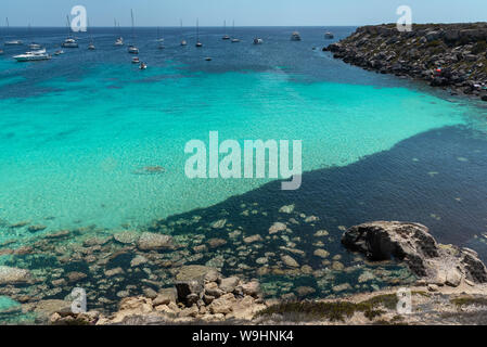 Der berühmte Strand Cala Azzurra in der schönen Insel Favignana, in Sizilien, Italien. Die Aufnahme wird in einem sonnigen Sommertag. Stockfoto