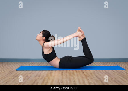 Junge asiatische Frau yoga Pose beim Yoga gesunder Sport Fitnessraum, Yoga und Meditation haben gute Leistungen für die Gesundheit. Stockfoto