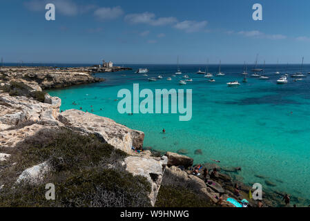 Der berühmte Strand Cala Azzurra in der schönen Insel Favignana, in Sizilien, Italien. Die Aufnahme wird in einem sonnigen Sommertag. Stockfoto