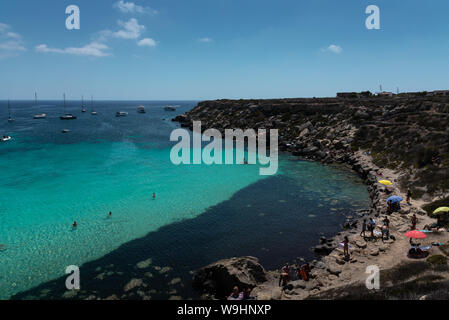 Der berühmte Strand Cala Azzurra in der schönen Insel Favignana, in Sizilien, Italien. Die Aufnahme wird in einem sonnigen Sommertag. Stockfoto