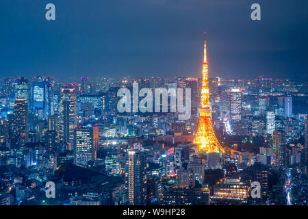 Luftaufnahme über Tokyo Tower und Tokio Stadtbild Blick von Roppongi Hills in der Nacht. Stockfoto