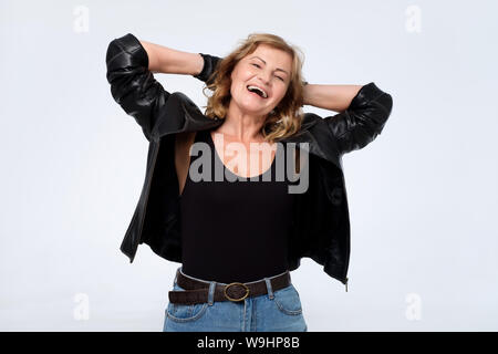Senior lächelnde Frau in Leder Jacke. Studio shot Stockfoto