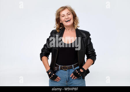 Senior lächelnde Frau in Leder Jacke. Studio shot Stockfoto