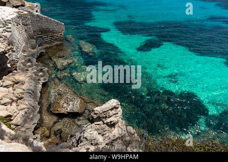 Die felsigen Strand von Bue Marino in der schönen Insel Favignana an einem sonnigen Sommertag Stockfoto