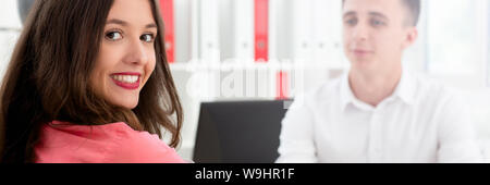 Unternehmer und Business Frau die Hand schütteln in Bank Stockfoto