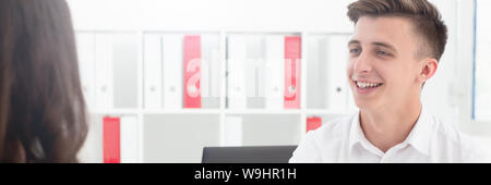 Unternehmer und Business Frau die Hand schütteln in Bank Stockfoto