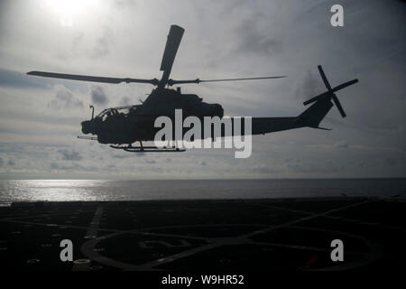Philippinischen MEER (Aug. 8, 2019) Eine AH-1Z Viper Helikopter mit Marine Medium Tiltrotor Squadron 265 (verstärkt), 31 Marine Expeditionary Unit, steigt aus dem Flight Deck während einer Antenne schießwesen Übung an Bord des amphibious Transport dock USS Green Bay LPD (20). Green Bay, Teil der Wasp amphibischen bereit, Gruppe, mit Eingeschifft 31 MEU, arbeitet in der indopazifischen Region Interoperabilität mit Partnern zu verbessern und dienen als ready-Response Force für jede Art von Kontingenz. (U.S. Marine Corps Foto von Lance Cpl. Kyle S. Bunyi) Stockfoto