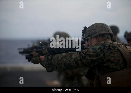 Philippinischen MEER (Aug. 9, 2019) Marines mit Fox Company, Bataillon Landung Team, 2.BATAILLON, 1 Marines, 31 Marine Expeditionary Unit, Fire M4A1 service Gewehre während einer Live-fire Palette an Bord des amphibious Transport dock USS Green Bay LPD (20). Green Bay, Teil der Wasp amphibischen bereit, Gruppe, mit Eingeschifft 31 MEU, arbeitet in der indopazifischen Region Interoperabilität mit Partnern zu verbessern und dienen als ready-Response Force für jede Art von Kontingenz. (U.S. Marine Corps Foto von Lance Cpl. Kyle S. Bunyi) Stockfoto