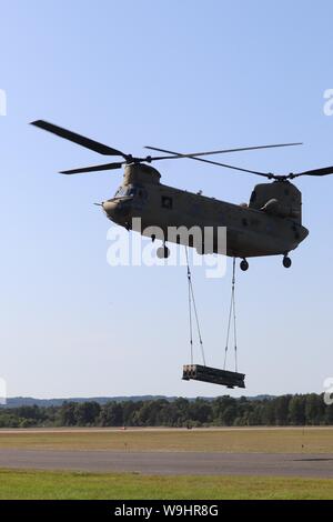 Eine Flugzeugbesatzung mit der 7 Bataillon, 158 Aviation Regiment des neuen Jahrhunderts, Kansas, betreibt eine CH-47 Chinook während Sling - last Ausbildung Aug 1, 2019, für die 89 B Munition liefern Kurs an Sparta-Fort McCoy Flughafen am Fort McCoy, Wis die Munition liefern, von der 13 Bataillon gelehrt, 100 Regiment am Fort McCoy, ist einen 4-wöchigen Kurs, der eine Schulung für die Soldaten, die Umgliederung der 89 B militärische berufliche Spezialität sind. Die Schlinge - last Training ist einer der letzten großen Ausbildung Veranstaltungen während des Kurses. Eine Schlinge Last wird verwendet, um Munition zu transportieren oder an entfernten Standorten Stockfoto