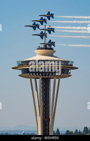 190804-N-OY 339-1070 SEATTLE (Aug. 4, 2019) - der US-Navy Flight Demonstration Squadron, die Blue Angels, diamond Piloten fliegen von der Space Needle in Seattle Seafair Air Show. Der Blaue Engel sind geplant 61 Flugvorführungen an 32 Standorten im Land der Stolz und die Professionalität der US Navy und Marine Corps zur Schau zu stellen, die amerikanische Öffentlichkeit auf die im Jahr 2019 durchzuführen. (U.S. Marine Foto von Mass Communication Specialist 2. Klasse Christopher Gordon) Stockfoto