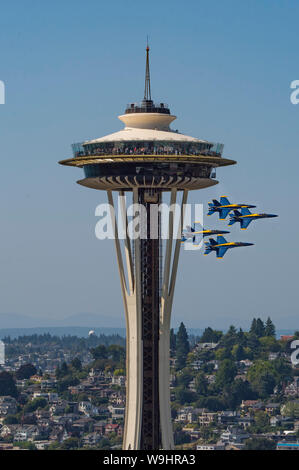 190804-N-OY 339-1024 SEATTLE (Aug. 4, 2019) - der US-Navy Flight Demonstration Squadron, die Blue Angels, diamond Piloten fliegen von der Space Needle in Seattle Seafair Air Show. Der Blaue Engel sind geplant 61 Flugvorführungen an 32 Standorten im Land der Stolz und die Professionalität der US Navy und Marine Corps zur Schau zu stellen, die amerikanische Öffentlichkeit auf die im Jahr 2019 durchzuführen. (U.S. Marine Foto von Mass Communication Specialist 2. Klasse Christopher Gordon) Stockfoto